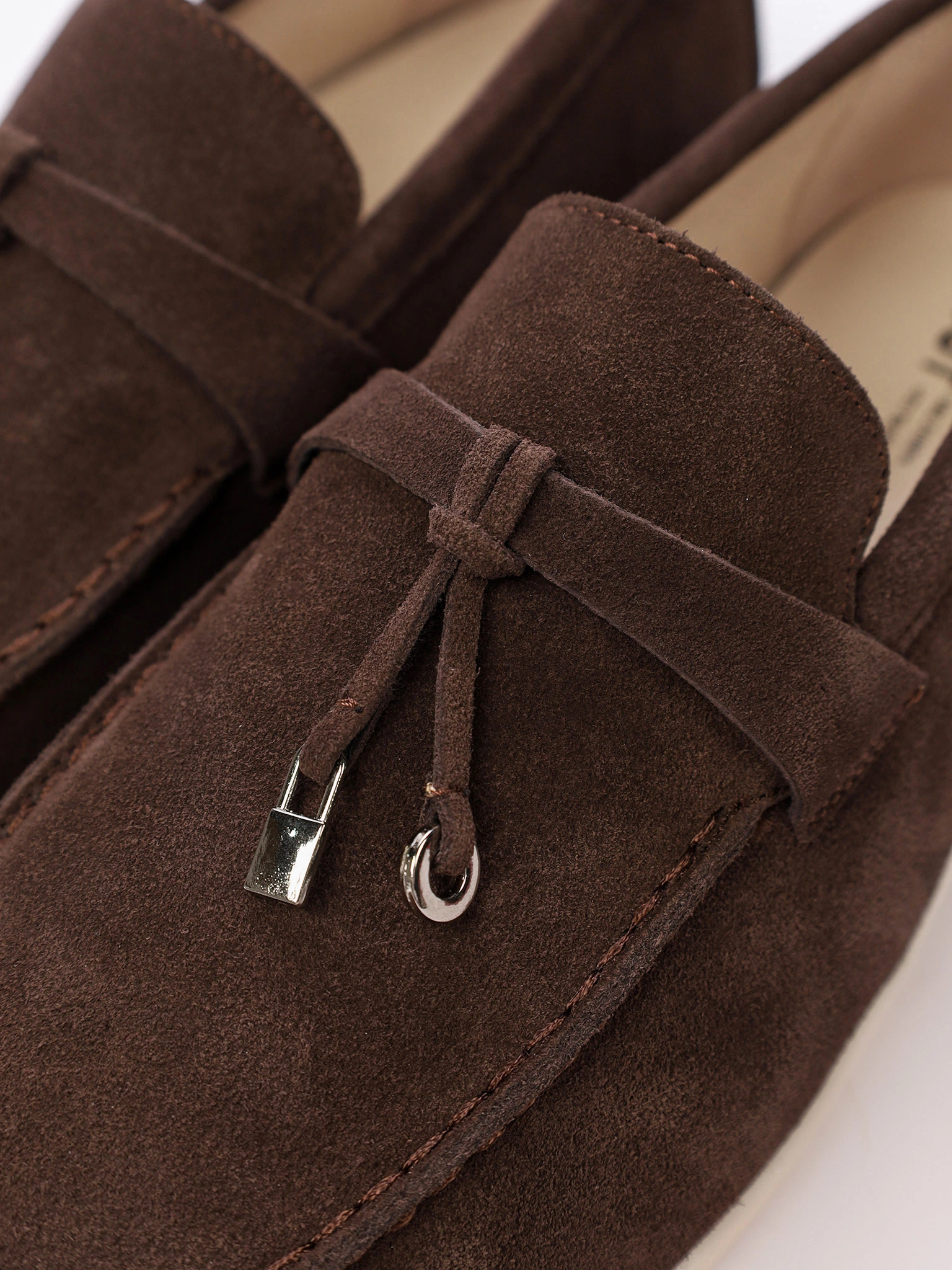 Туфли-лоферы темно-коричневого цвета на низкой подошве